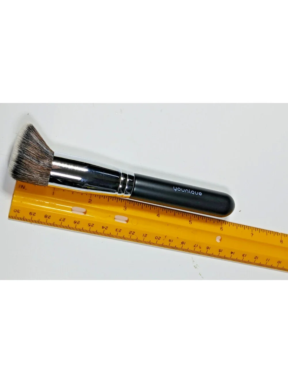 Younique Kabuki Brush Brand New in Package Makeup applicator Beauty Brush